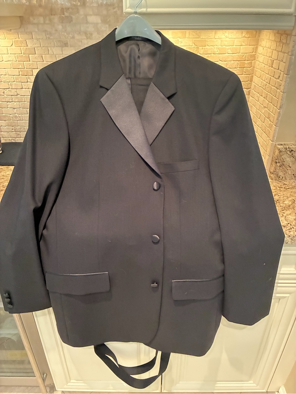 Classic Black Men’s Tuxedo Blazer with Satin Lapels